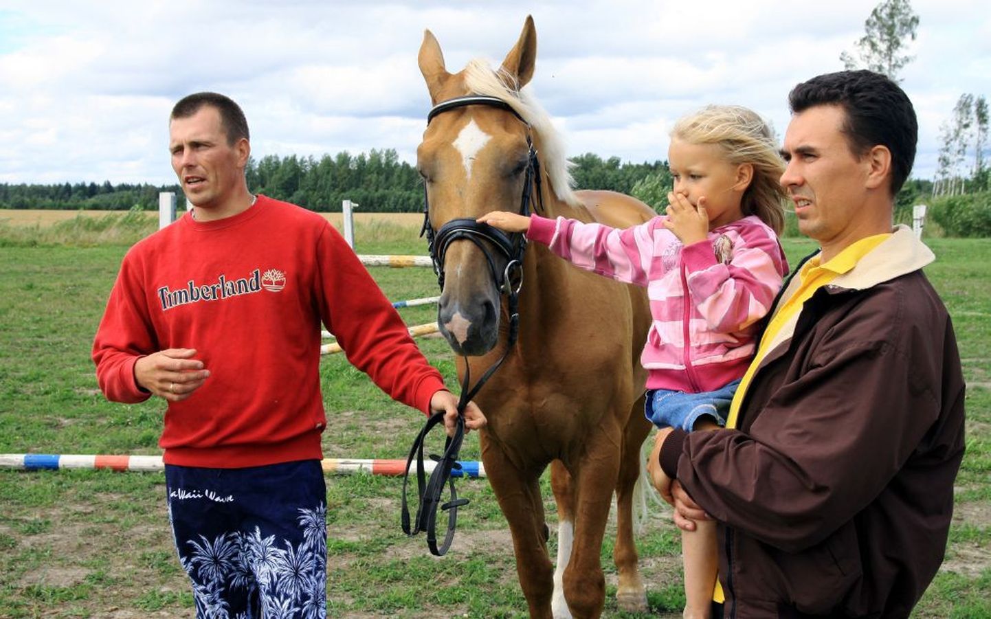 Eestis kõige kõrgema takistuse ületanud  Opaali ratsmeist hoidev Andrus Kallaste on tegevsportlasena ka hobuste ja ratsanike treener, tütre sülle võtnud Jaanus Kallaste on ainus Baltimaades, kes suudab ohjata korraga kuut hobust.
