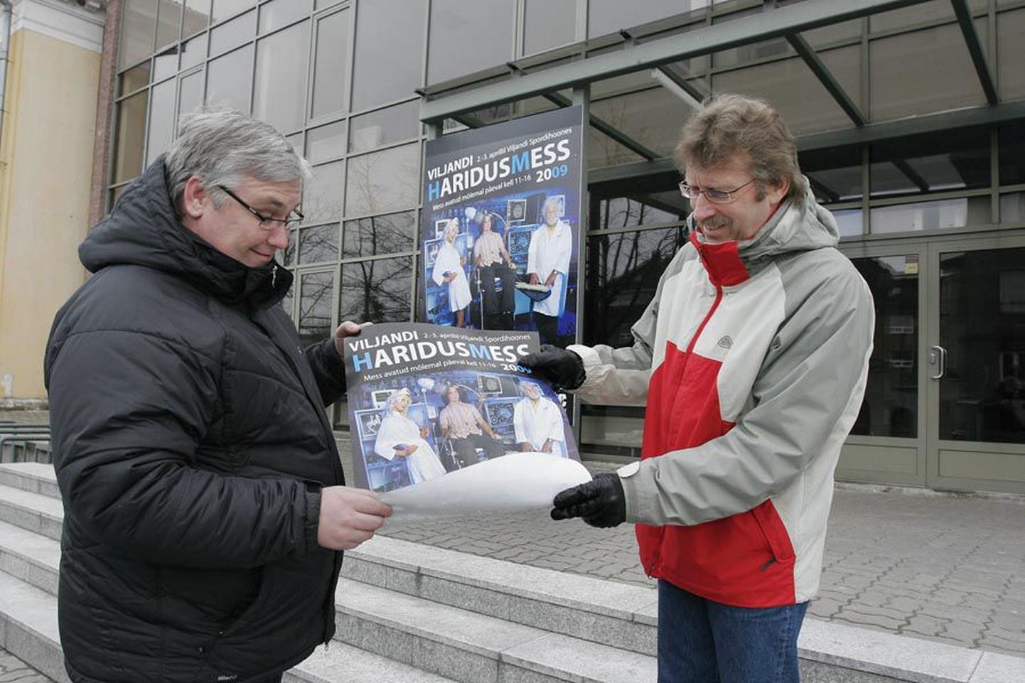 Haridusmessi korraldajad Tiit Kalmet (vasakul) ja Mart Saar proovivad plakatitelt kümmet erinevust leida.