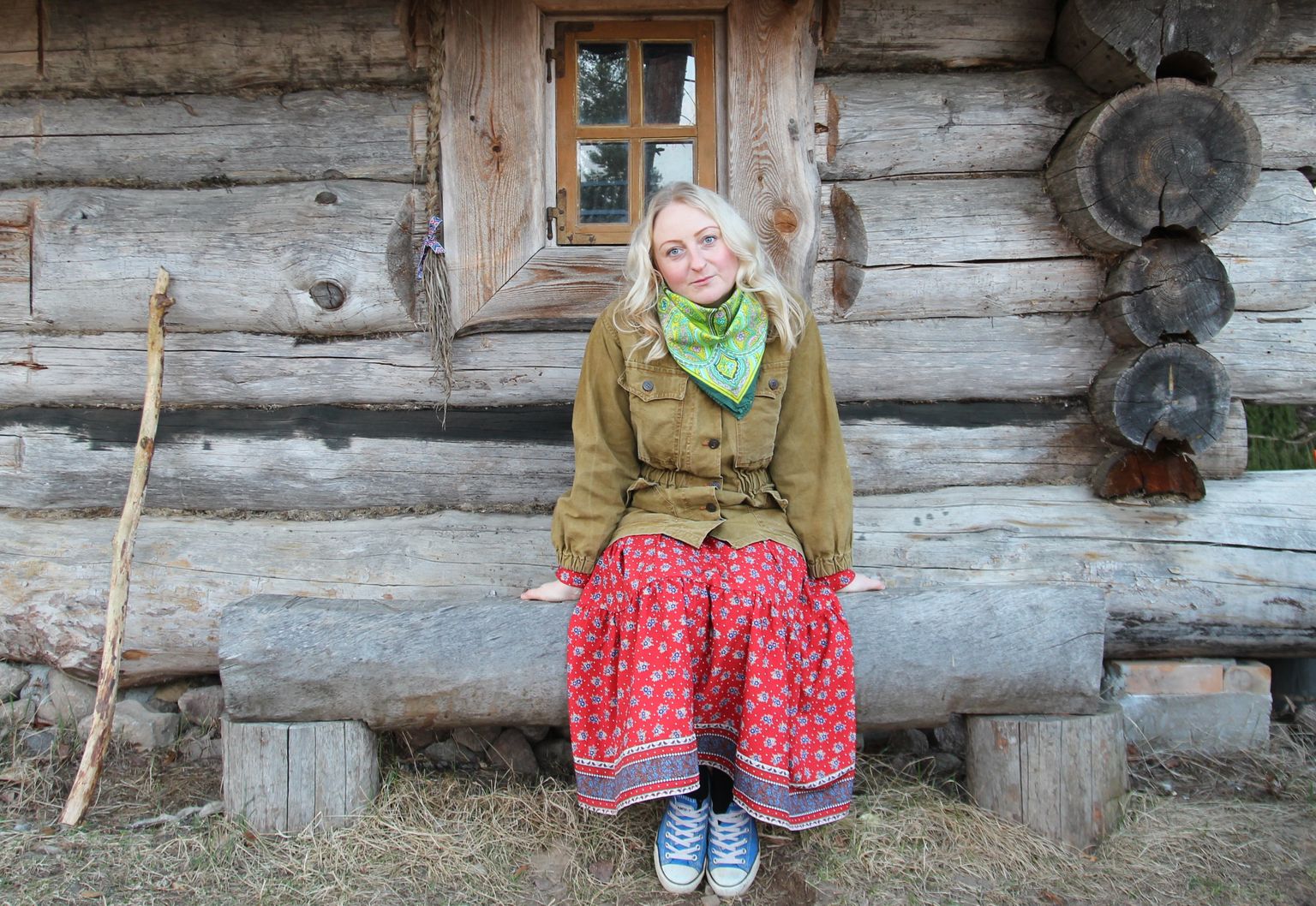 Berit Petolai luges luuletuse «Tõnkadi-lõnk» videosse oma kodus Meomal saunahüti ees.