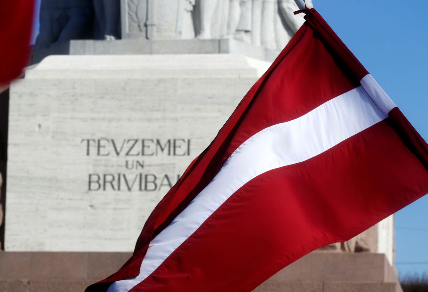 Läti lipp Riia kesklinnas vabadussamba juures.