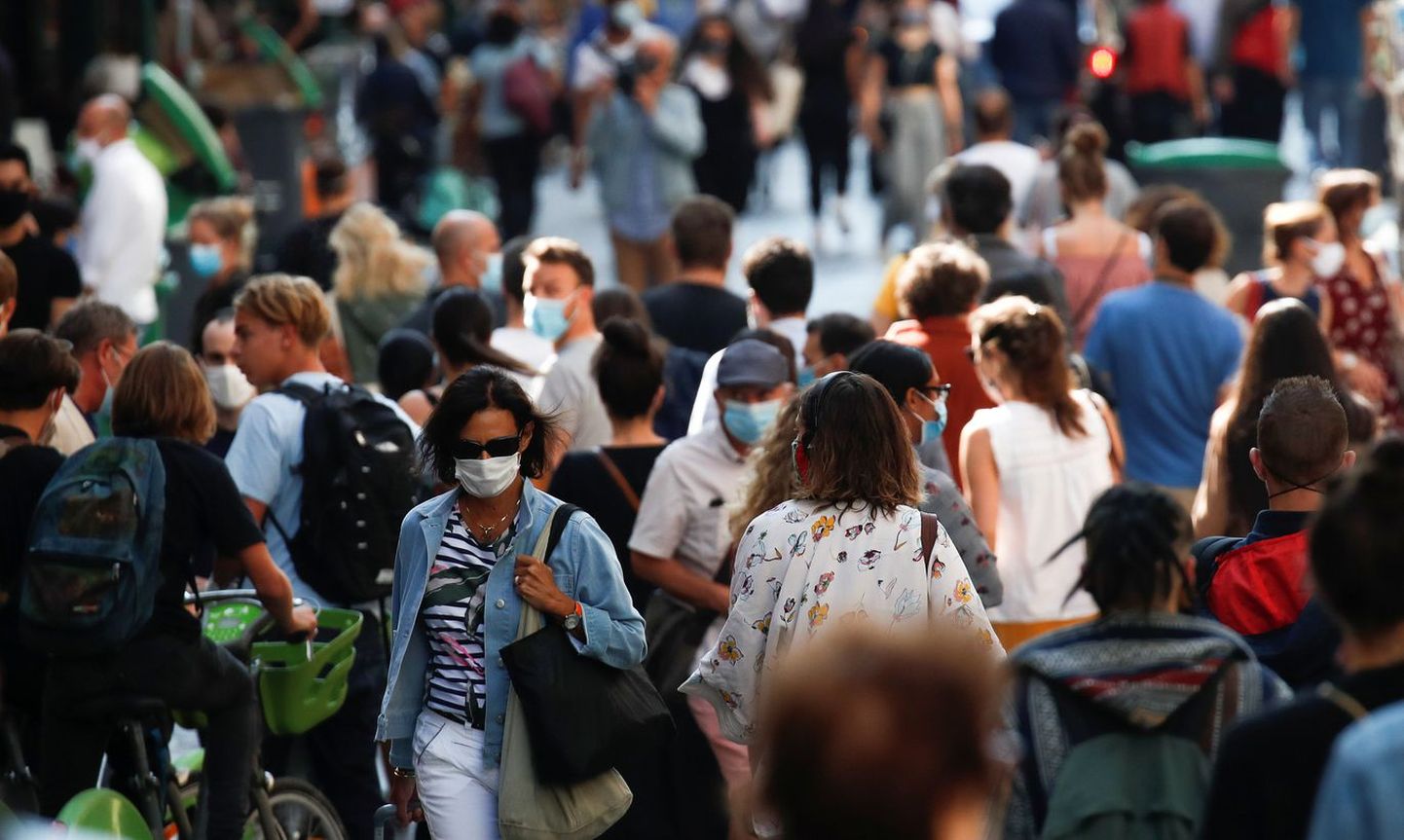 Люди на улицах Парижа, где ношением масок является обязательным.