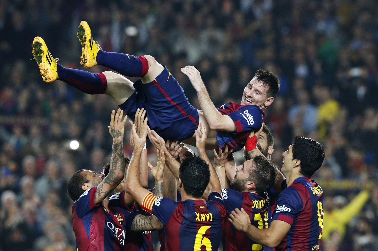 Meeskonnakaaslased õnnitlevad Hispaania kõrgliiga kõigi aegade väravarekordi püstitanud Lionel Messit.