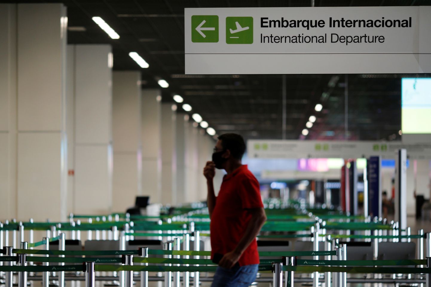 Kaitsemaski kandev mees Brasiilia pealinna rahvusvahelises lennujaamas.