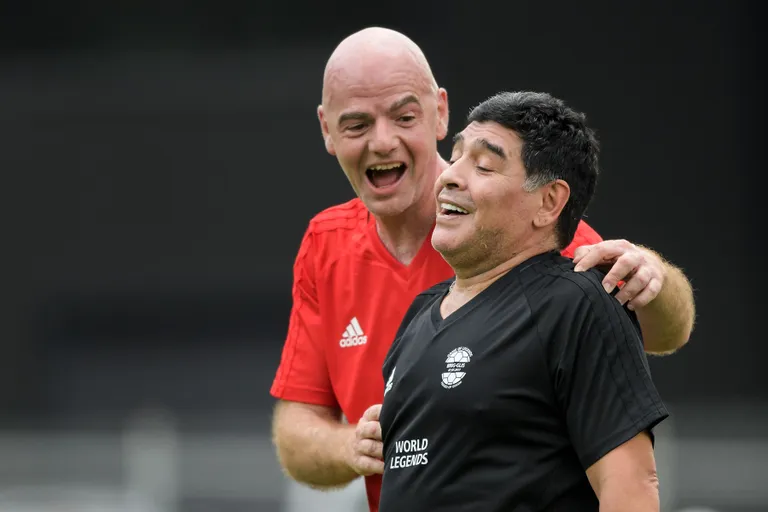 FIFA president Gianni Infantino (vasakul) ja Diego Maradona. / AFP PHOTO/Fabrice Coffrini/Scanpix