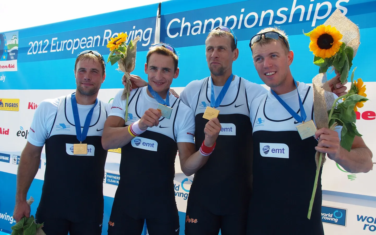 Neljapaadi liikmed Andrei Jämsä (vasakul), Allar Raja, Tõnu Endrekson ja Kaspar Taimsoo kuldmedalitega.