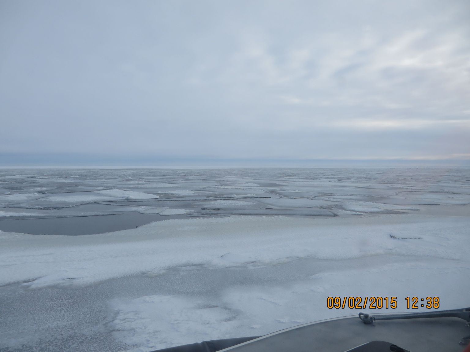 Selle foto Peipsi viletsatest jääoludest tegid Mustvee kordoni piirivalvurid eile kella poole ühe paiku päeval Kallaste lähedal. Piirivalvurid loodavad, et ka kõige uljamad kalamehed mõistavad seda fotot vaadates, miks on Kallastelt lõunasse jääval alal kehtestatud jääle mineku keeld.