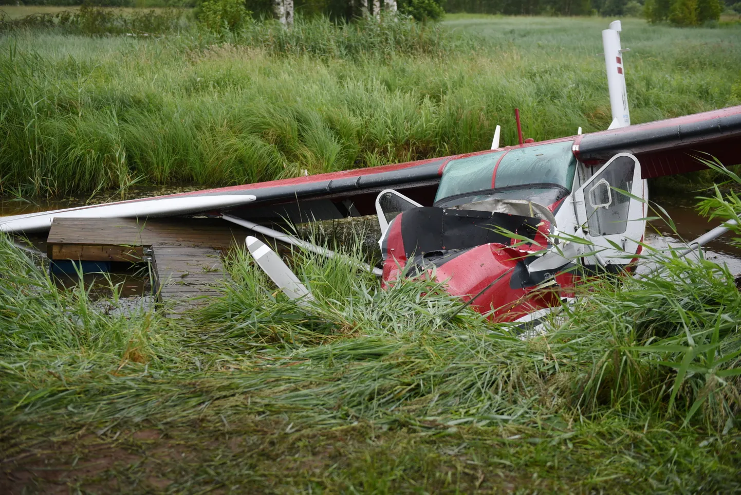 Netālu no Rīgas lidostas avarējusi neliela "Pilatus" lidmašīna.