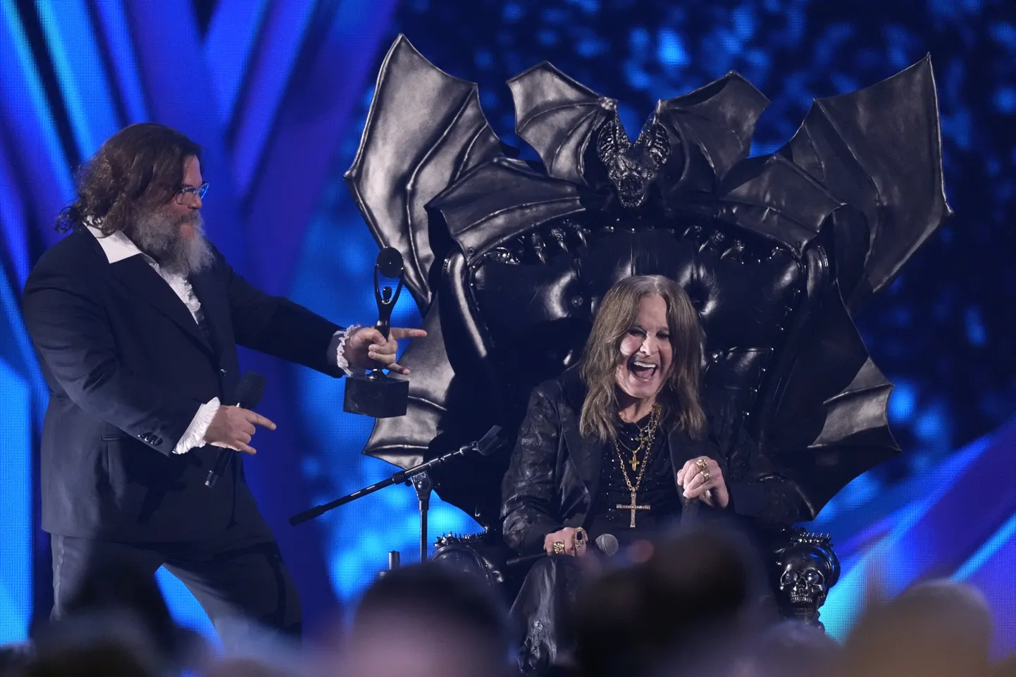 Ozzy Osbourne tänas eriti sügavalt Randy Rhoadesi, 25-aastaselt surnud kitarristi, kes mängis Ozzy esimestel albumitel ning andis pimeduse printsile vajaliku tõuke soolokarjääri alustamiseks.
