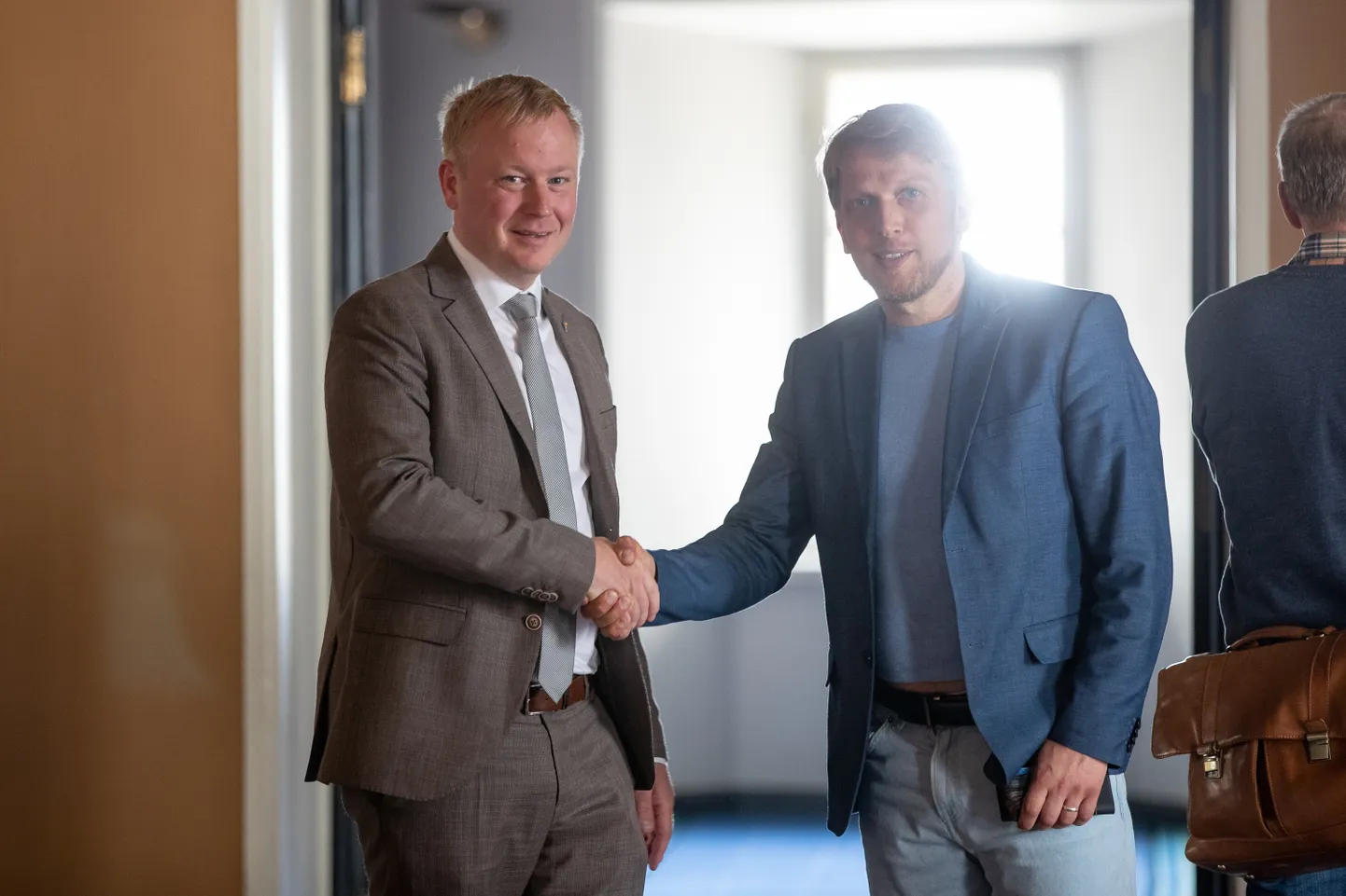 30.05.2022. Tallinn. Peretoetuste eelnõu riigikogus. Mart Võrklaev, paremal Jaanus Karilaid. Foto Eero Vabamägi, Postimees