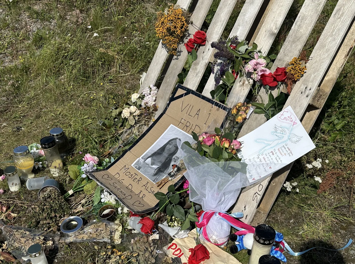 Lilled ja küünlad Rootsis Landskronas paigas, kus selle aasta juulis kaks tüdrukut tapsid 14-aastase tüdruku. Foto on tehtud 2. augustil 2024.