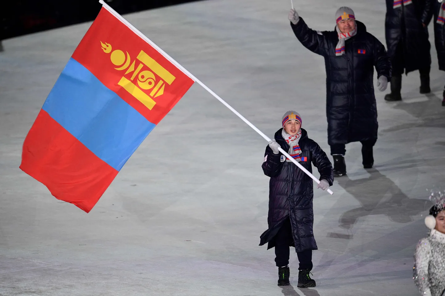 Achbadrakh Batmunkh kandmas 2018. aasta Pyeongchangi taliolümpia avatseremoonial Mongoolia lippu.