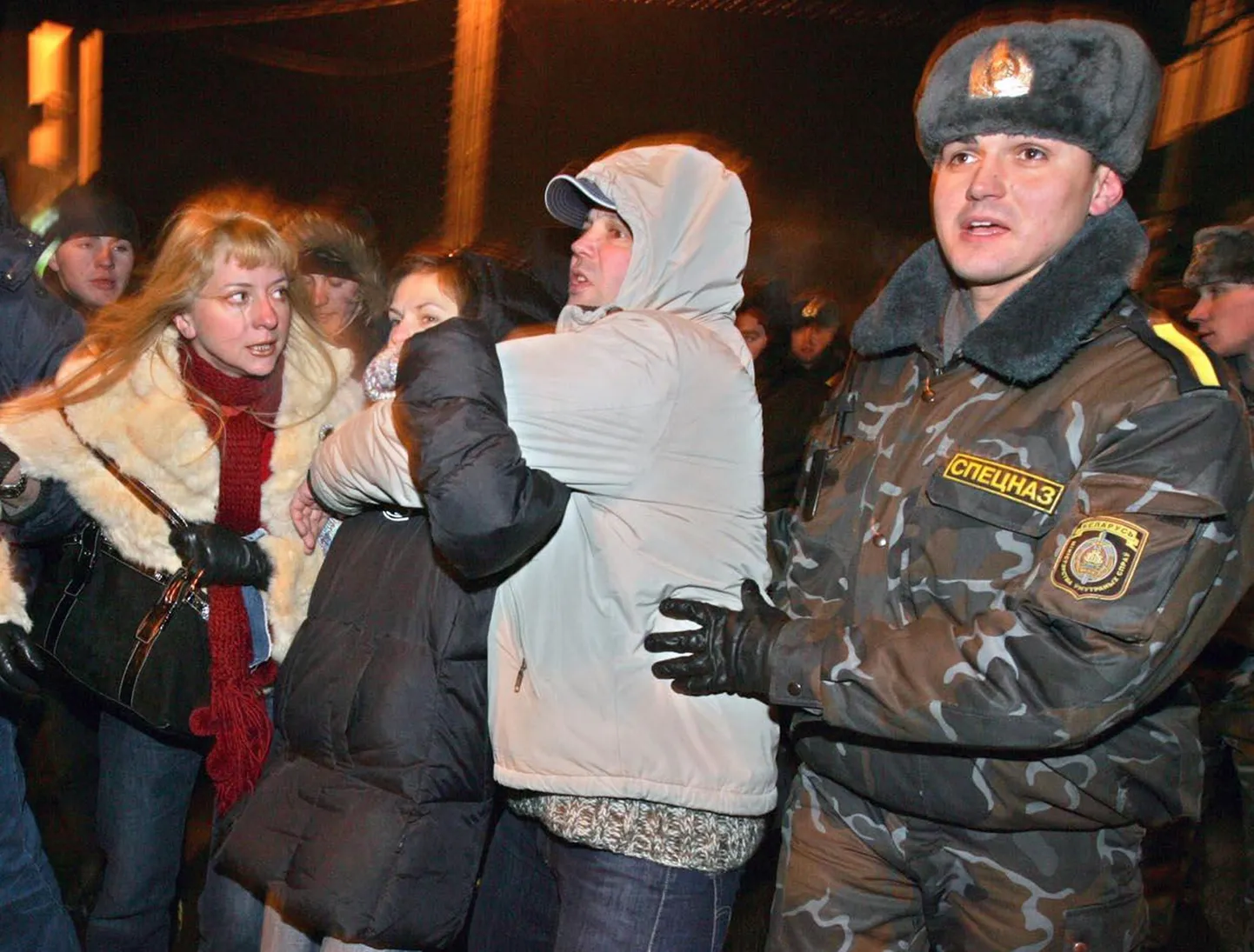 Белорусская милиция задерживает Олега Бебенина.