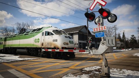 VIDEO ⟩ Õõvastav hetk: Tesla isejuhtimissüsteem sõitis otse läheneva rongi ette