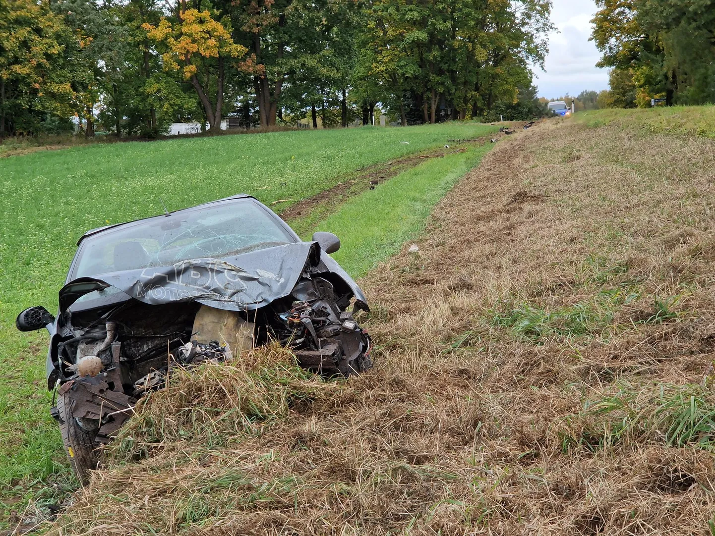 Autokooli kirjadega sõiduk kihutas Roiu teel hirmutava kiirusega ning lõpetas kraavis.