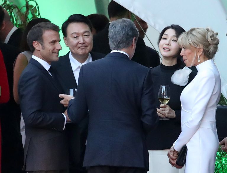 Президент Южной Кореи (второй слева) Юн Сок Ель на саммите НАТО в Вильнюсе