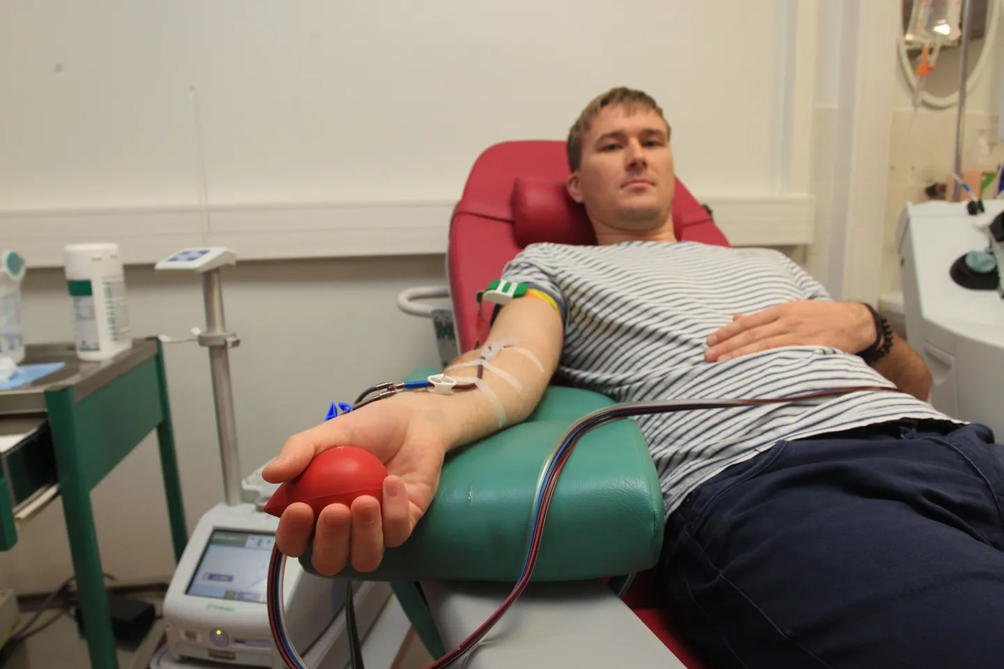 TÜ kliinikumi verekeskus asub nüüd uues kohas. Pildil doonor Juri Mosolainen.