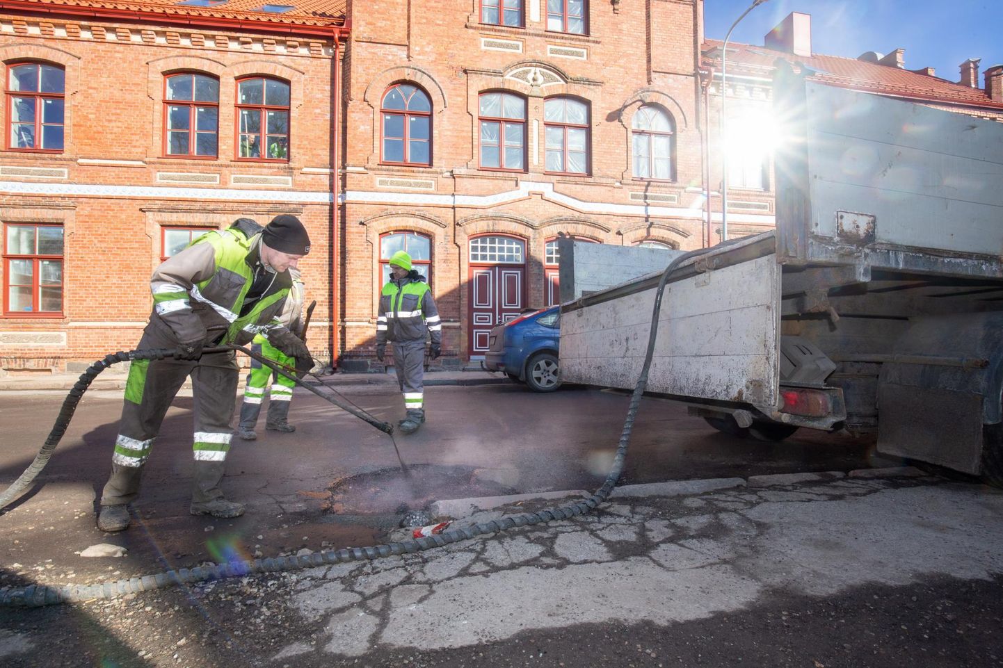 Eile olid Eesti Keskkonnateenuste lääne regiooni töömehed taas ametis tänavaaukude parandamisega, pilt on tehtud Posti tänaval.
