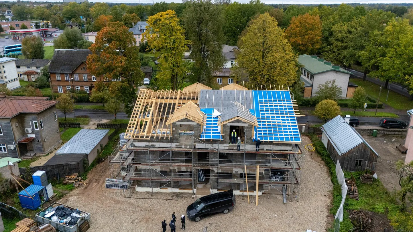 Uue A-energiaklassi kortermaja sarikapidu Viljandis Ilmarise tänaval.