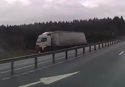 Videosse on püütud ka sõiduauto ja veoki väljasõitmine Pärnu mnt kolmerealisel osal.