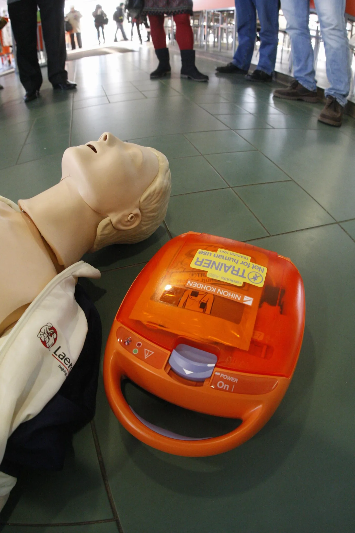 Esmaabikoolitustel õpetatakse muu hulgas kasutama AEDd