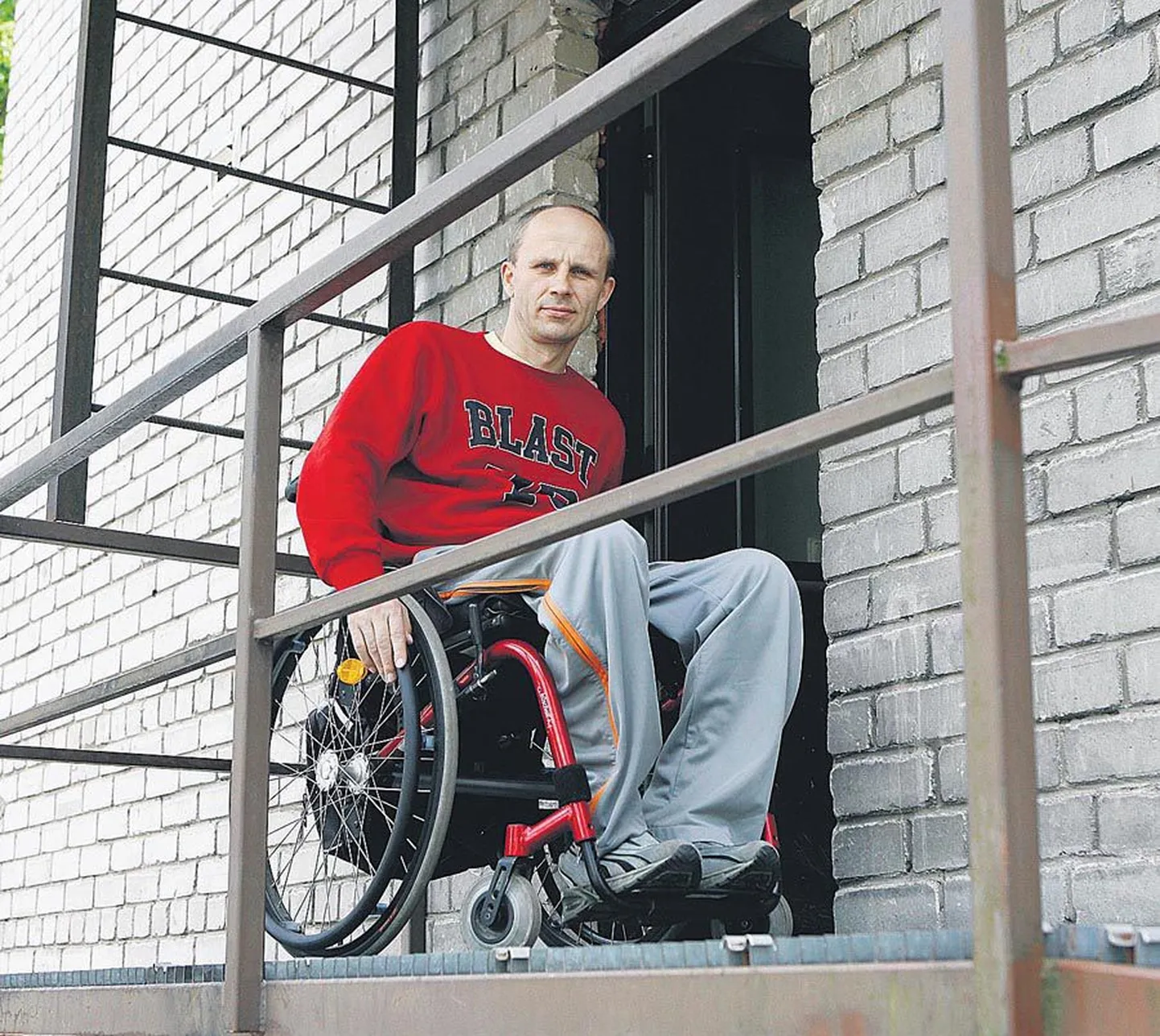 Villu Urban hüppas purjuspäi kõrgelt kaldalt vette 12 aastat tagasi. Sõbrad tõmbasid ta välja, kuid kõndima ei hakka ta ilmselt enam kunagi.