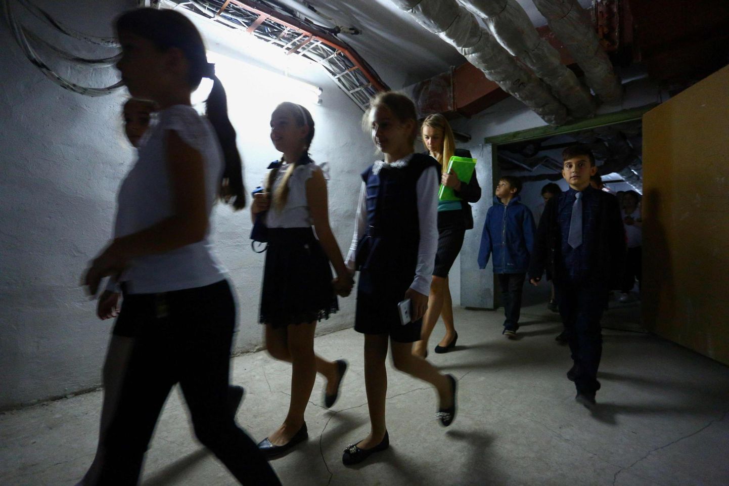 Sartana kooli nr 8 õpilased suunduvad õppehäire ajal maa-alusesse varjendisse.