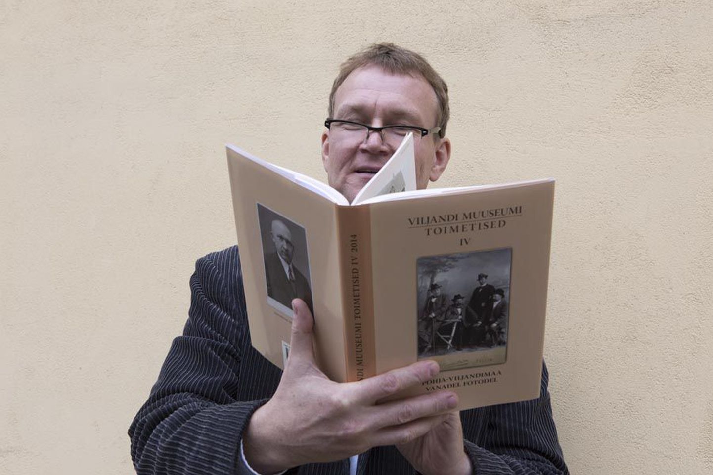 Muuseumi direktor Jaak Pihlak hoiab käes uut raamatut, mis kajastab kunagist Põhja-Viljandimaa elu.