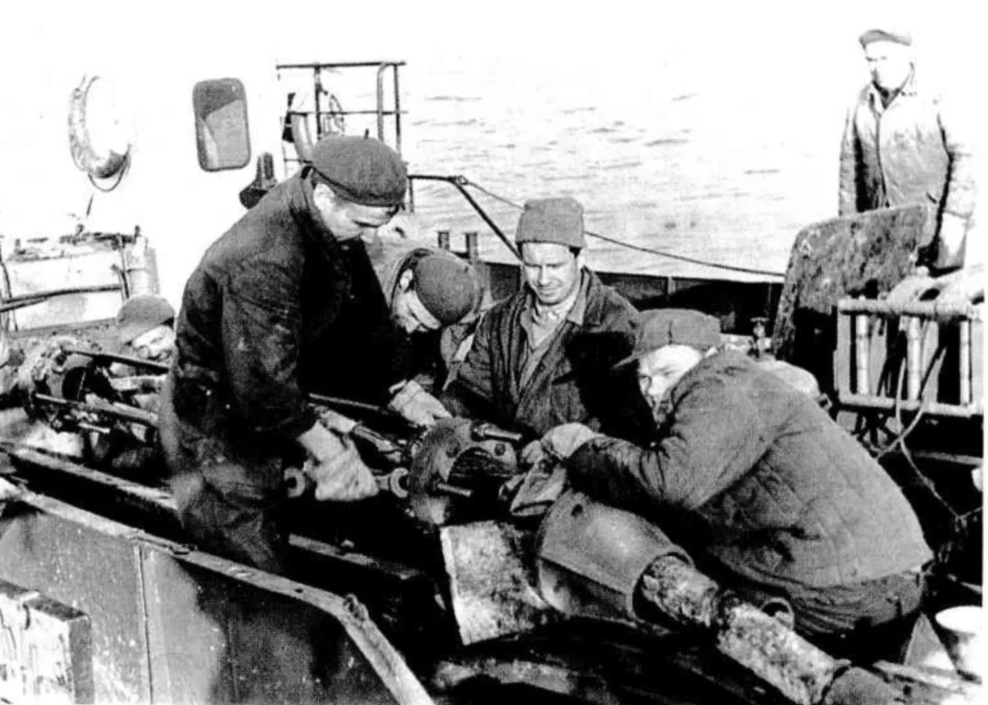 SKV kaablibrigaad Suure väina 35 kV merekaabli jätkumuhvi montaažil 1964. aastal.