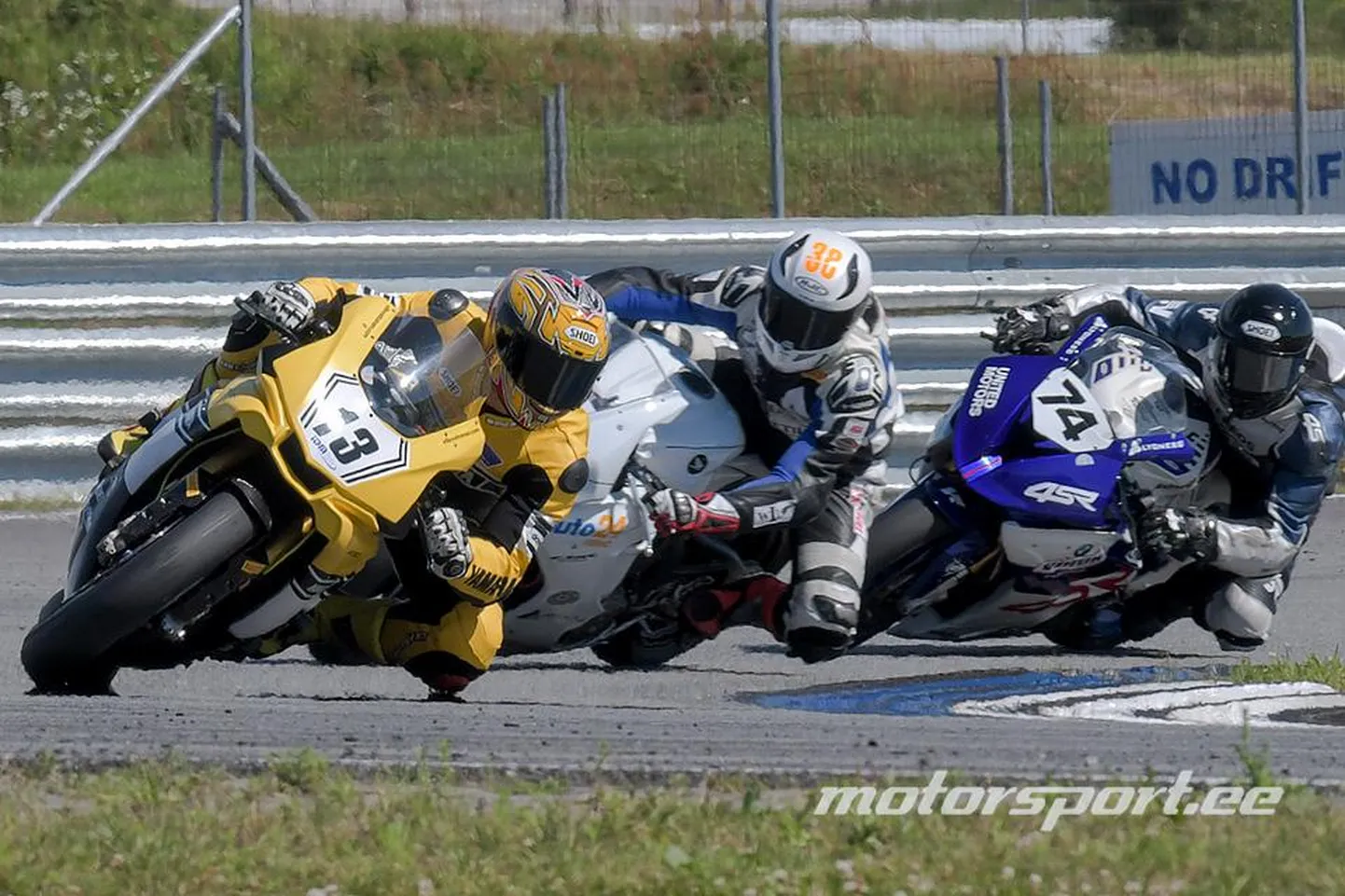 Superbike-klassi ässad sööstavad Audru ringraja esimesse kurvi.