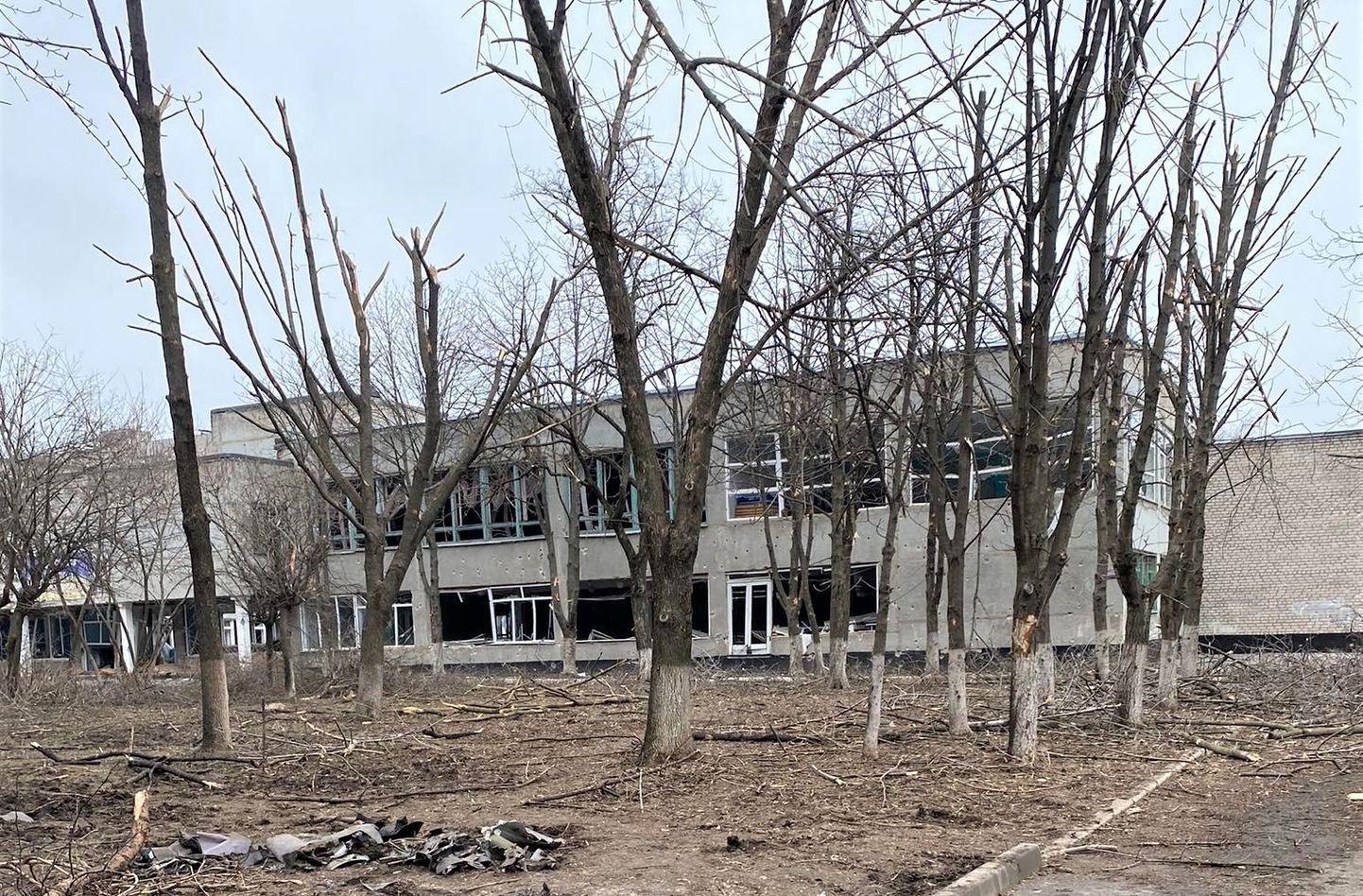 Mariupoli idapoolseima linnaosa lasteaed, mille mõnedki aknad on purustanud Vene vägede raketiheitja plahvatused.