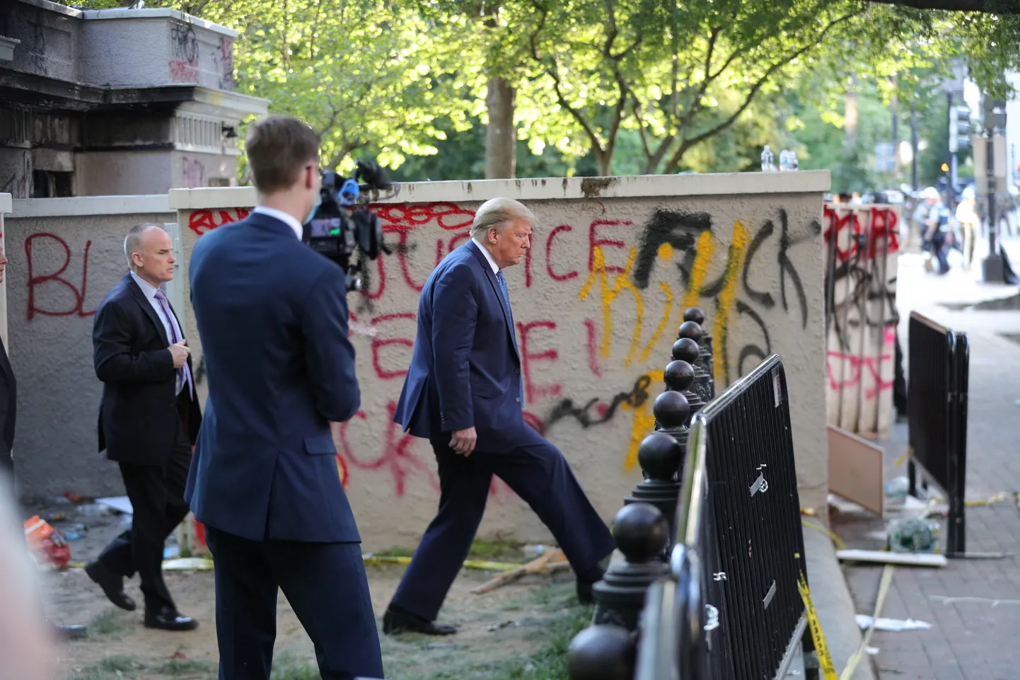 USA president Donald Trump möödub graffiti-seinast külaskäigul Püha Johannese episkopaalkirikusse, mis asub Valgest Majast üle tee. Samal ajal käivad Valge Maja ees meeleavaldused, mille osalejate vastu kasutas politsei ka pisargaasi ja kummikuule.