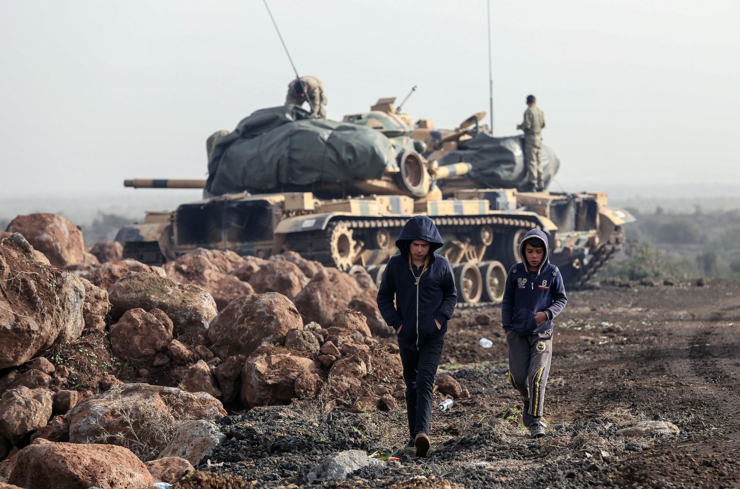 Kaks poissi Türgi tankide juures Afrinis.