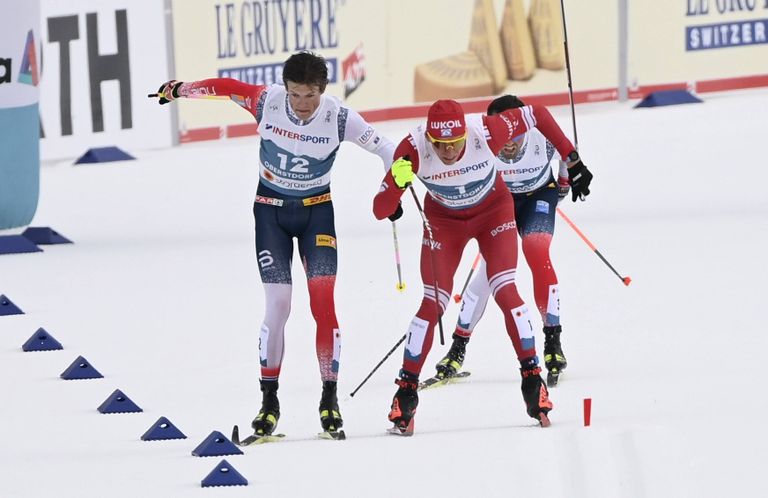 Aleksandr Bolšunov (keskel) võitluses Johannes Hoesflot Klaeboga Oberstdorfi MMi meeste 50 km finišisirgel 