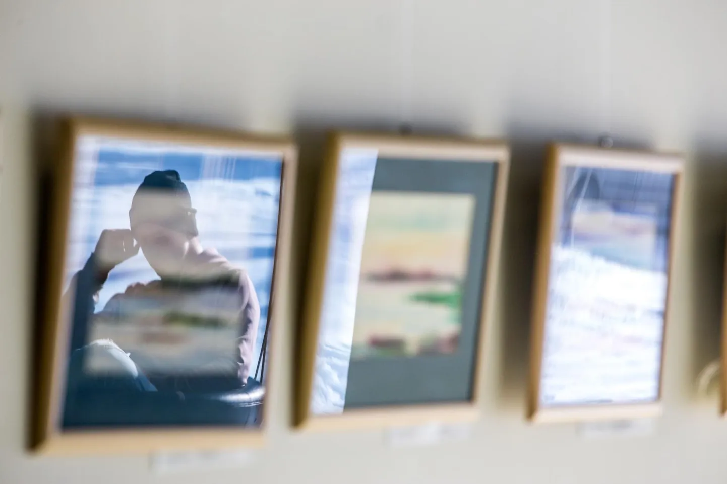 Noored kunstnikud tõid raamatukokku mitmesugust kunsti: eksliibristest ja fotodest moekavandite ja maalideni.