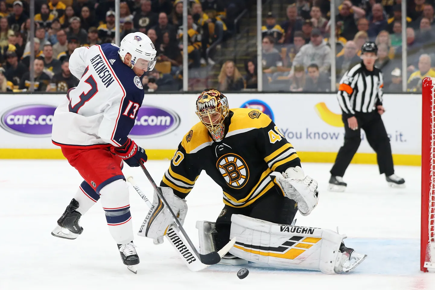 Tuukka Rask tõrjub Cam Atkinsoni Blue Jacketsi mängija (13) pealeviske