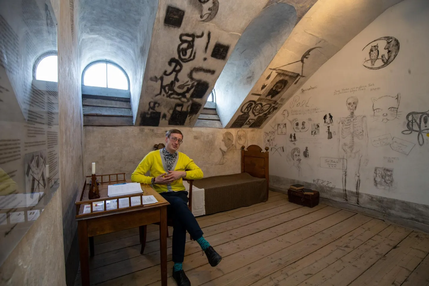 TÜ muuseumi kuraator Ken Ird tutvustas kartseri ajalugu. Parempoolsele seinale on kujutised aastal 2005 taastanud kõrgema kunstikooli tudengid.