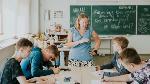 Esimene tuleproov: alustavad õpetajad õpetavad Narva noortele eesti keelt