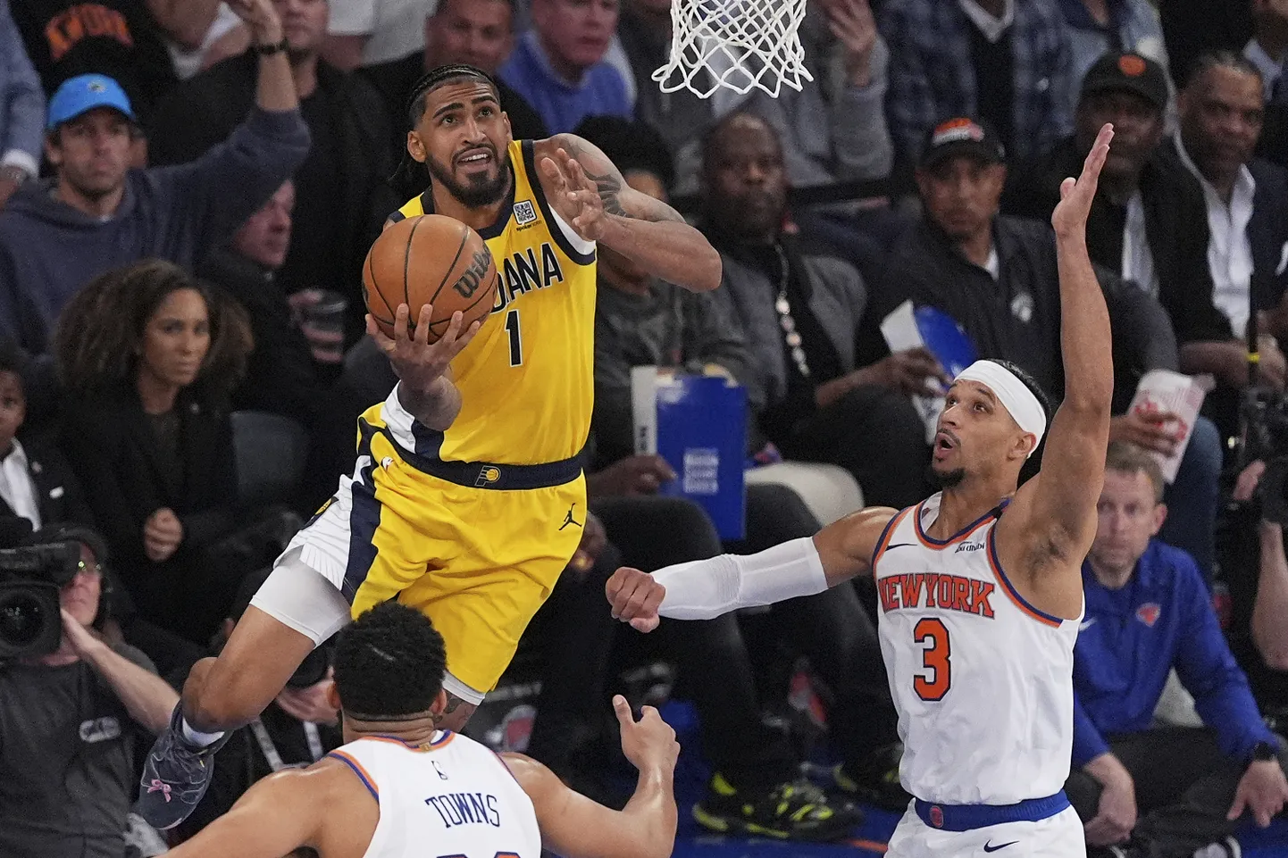 Indiana Pacersi suur äär Obi Toppin (palliga) viskas lisaajal võidukorvi.