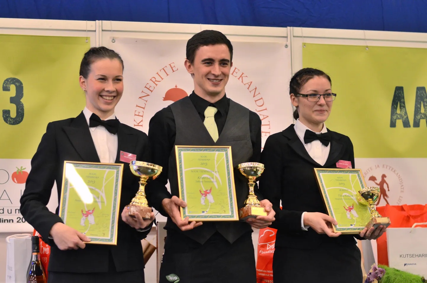 Noor Teenindaja 2013 võitjad vasakult: Krislin Kozlov Haapsalu Kutsehariduskeskusest (II koht), Kristo Lassi Tallinna Teeninduskoolist (I koht), Tiina Kallaste Haapsalu Kutsehariduskeskusest(III koht)