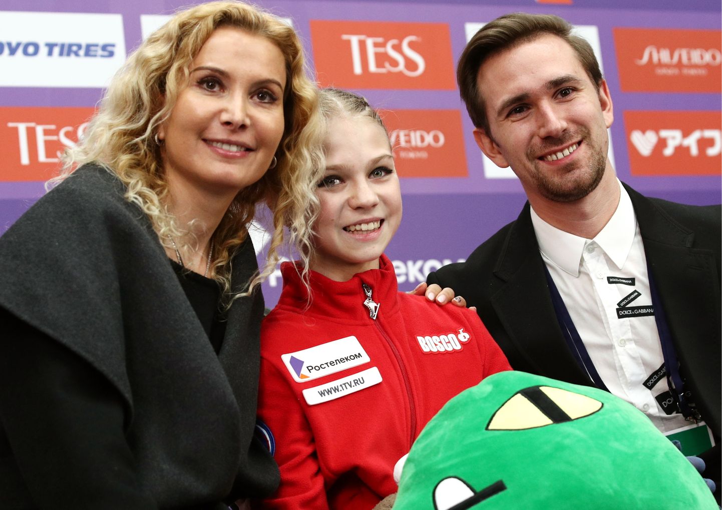 Venemaa iluuisutaja Aleksandra Trusova (keskel) koos treenerite Eteri Tutberidze (vasakul) ja Daniil Gleikhengauziga.