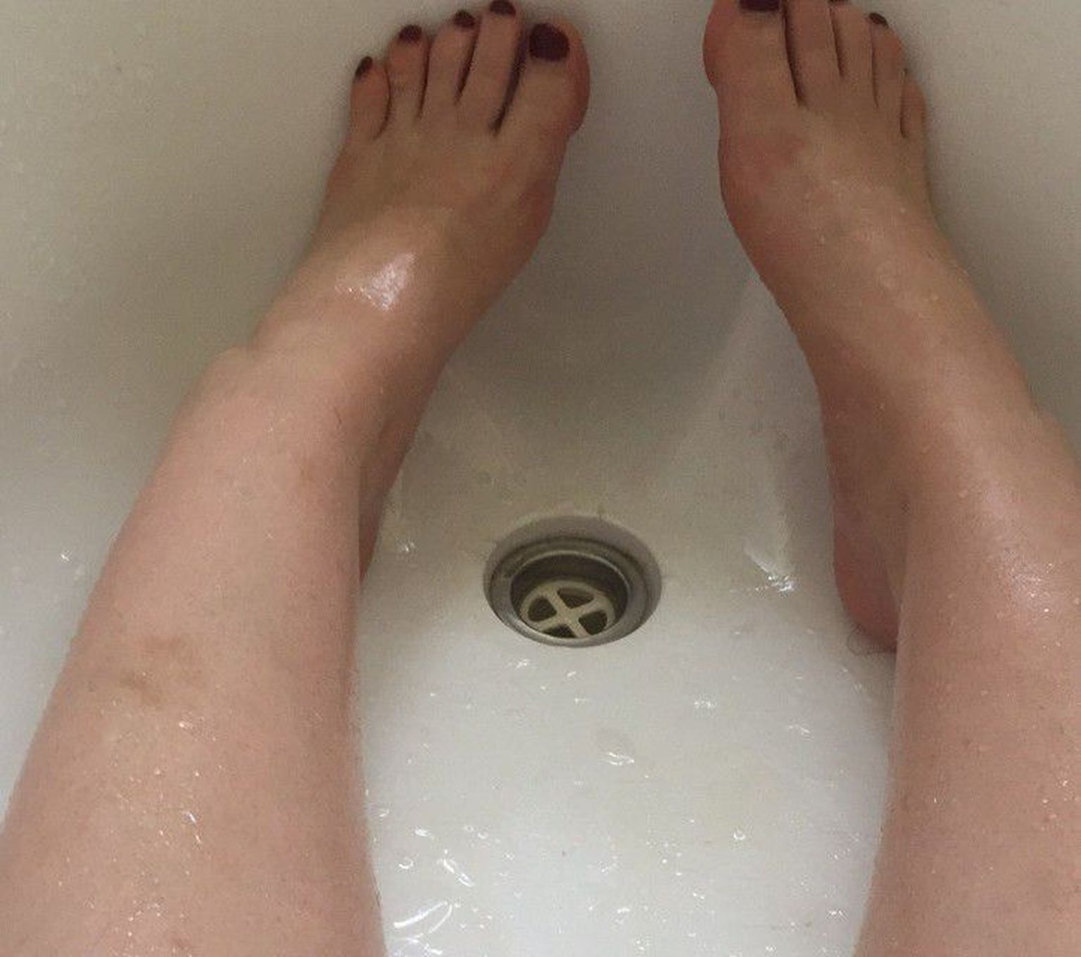 Ноги в ванной