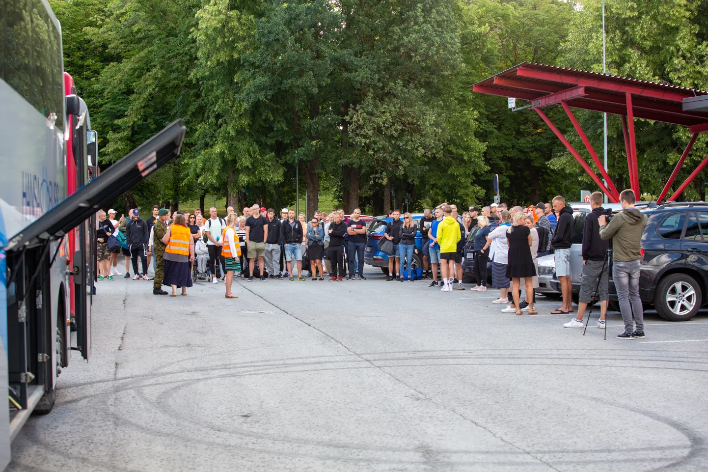 Ajateenistusse suundujad jätsid lähedastega mõneks ajaks hüvasti.