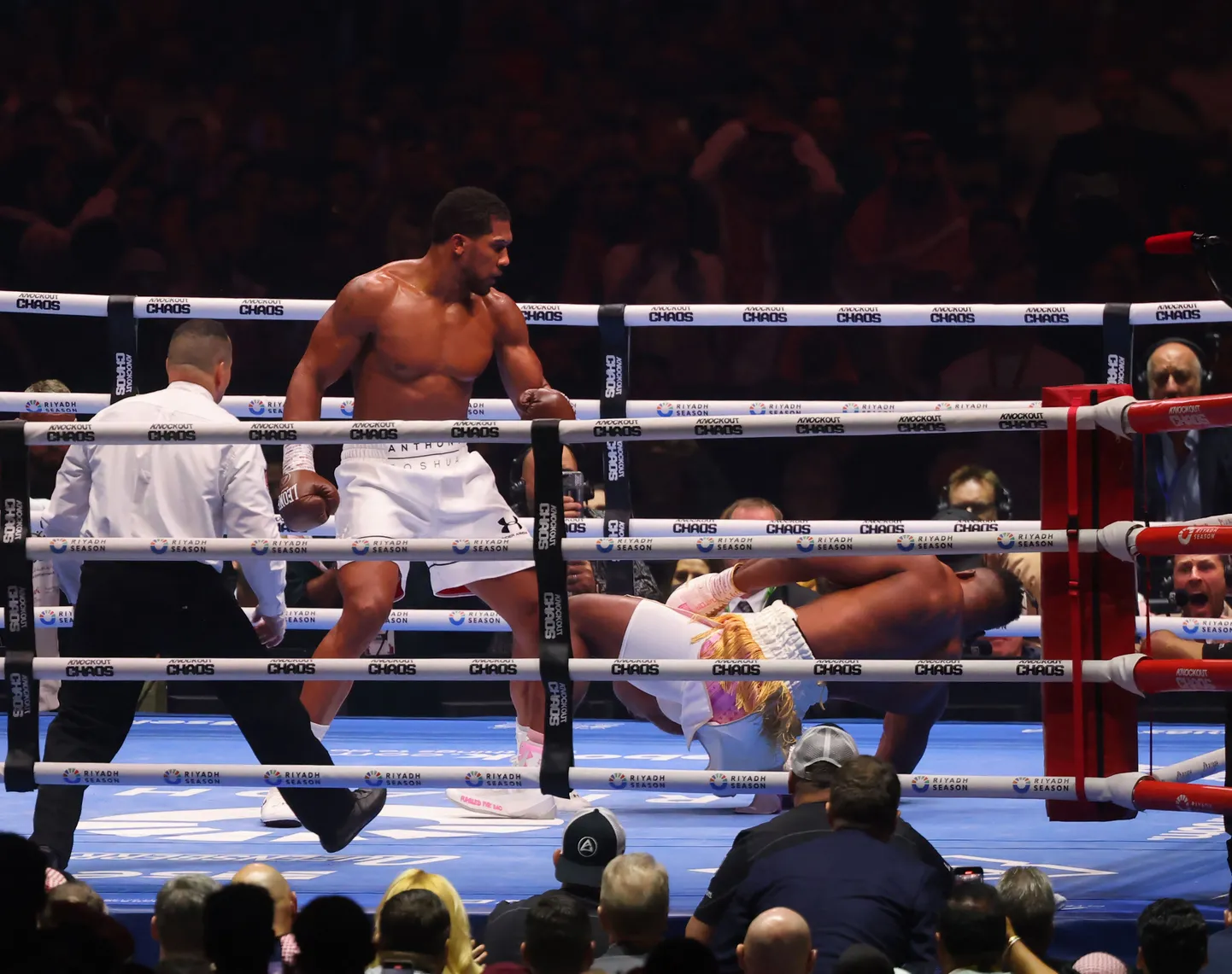 Anthony Joshua paremhaak oli Francis Ngannoule liiast.