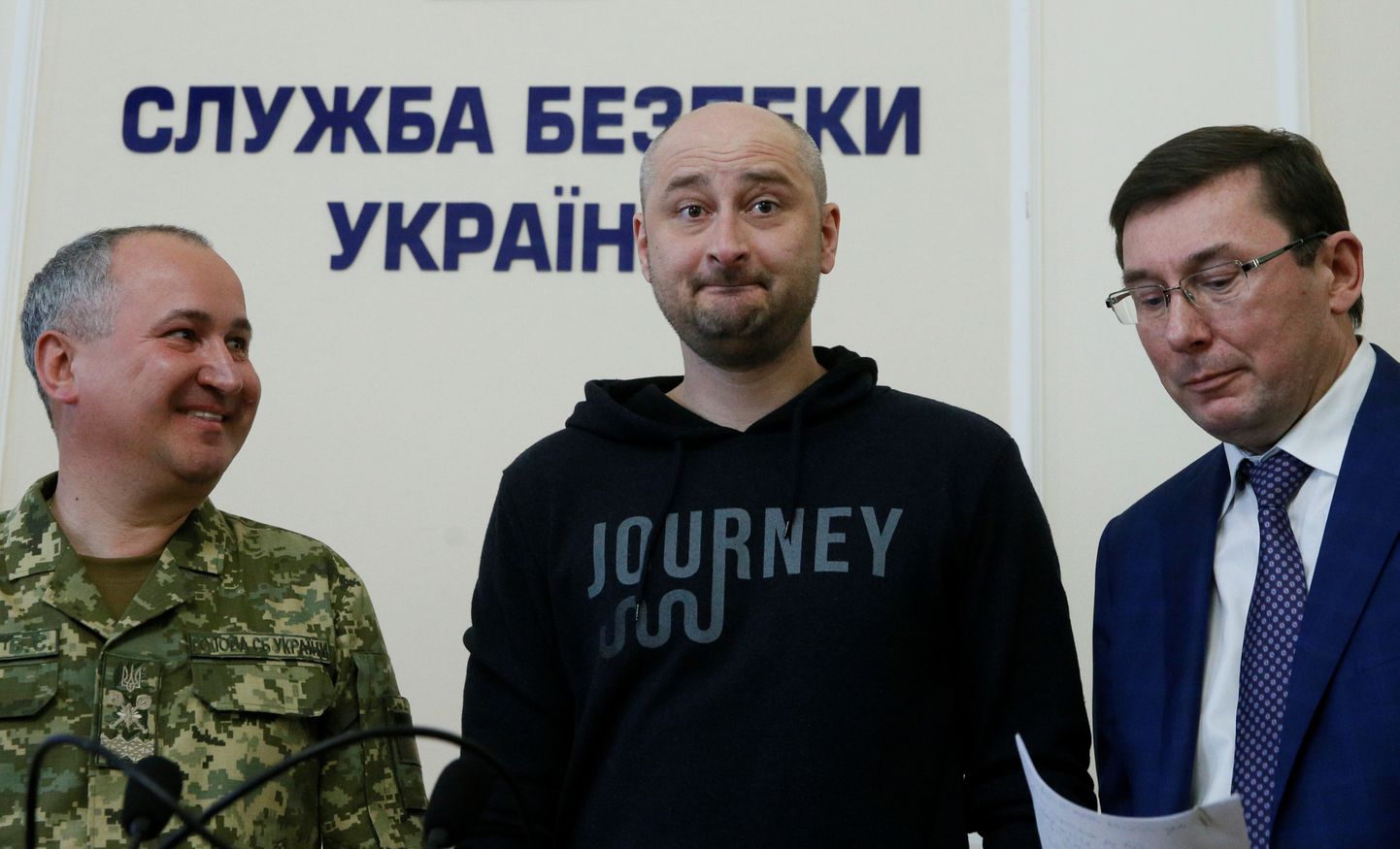 Vene ajakirjanik Arkadi Babtšenko (keskel), kes sai väidetavalt 29. mail Kiievis toimunud tulistamises surma, Ukraina peaprokurör Juri Lutsenko (paremal) ja julgeolekuteenistuse (SBU) juht Vassili Gritsak (vasakul) pressikonverentsil 30. mail