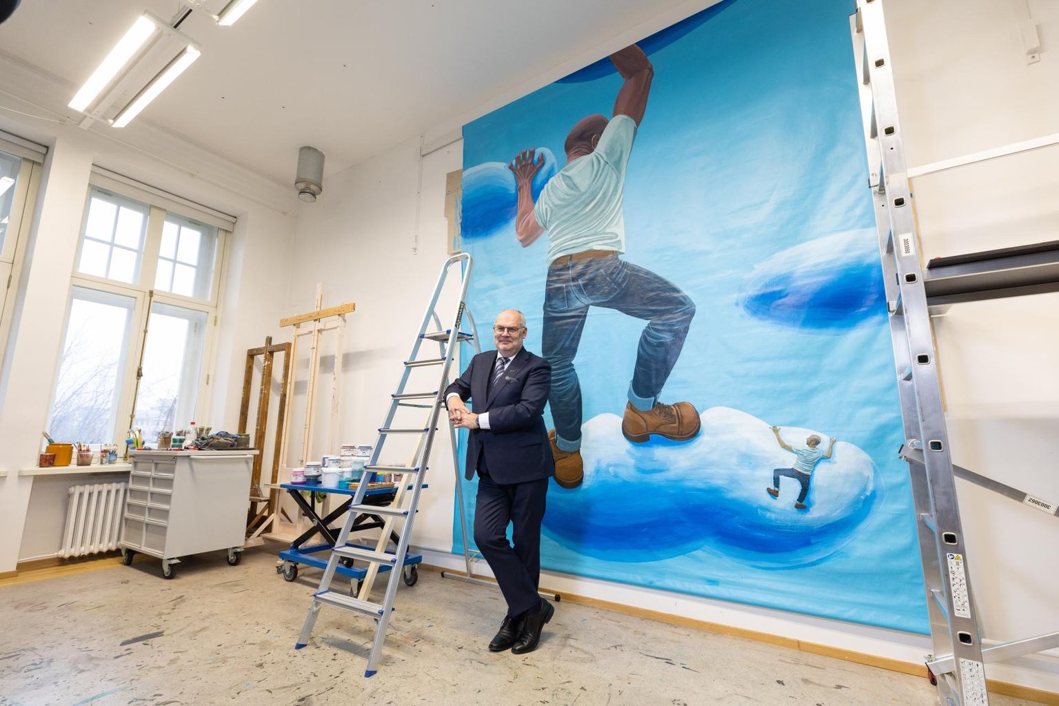 President Alar Karis kunstnik Kaido Ole ateljees pooleli oleva teose «K ja O lähevad taevasse» ees.