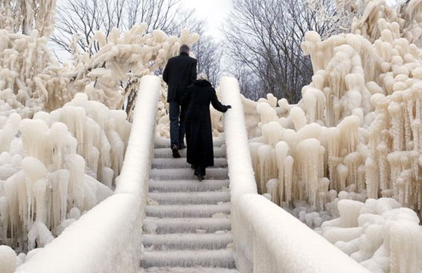 Valaste juga on turistidele vaatamisväärsuseks igal aastaajal, ka talvel, kui vaateplatvormi kaunistavad jääskulptuurid.