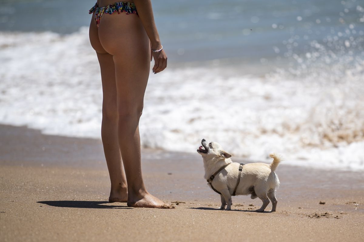 Sieviete un suns Portugāles pludmalē.