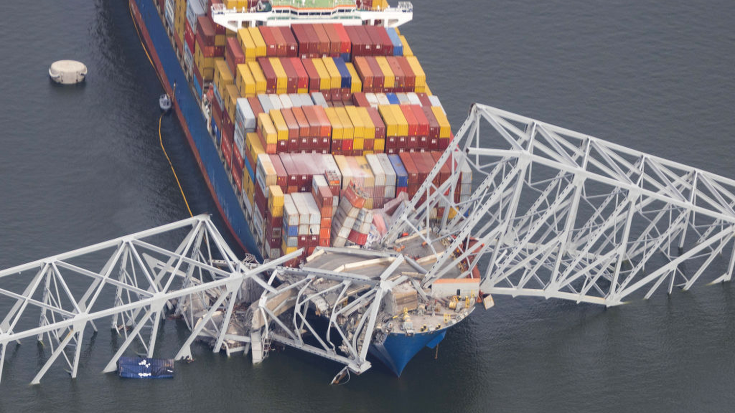 Балтимор: контейнеровоз врезался в мост