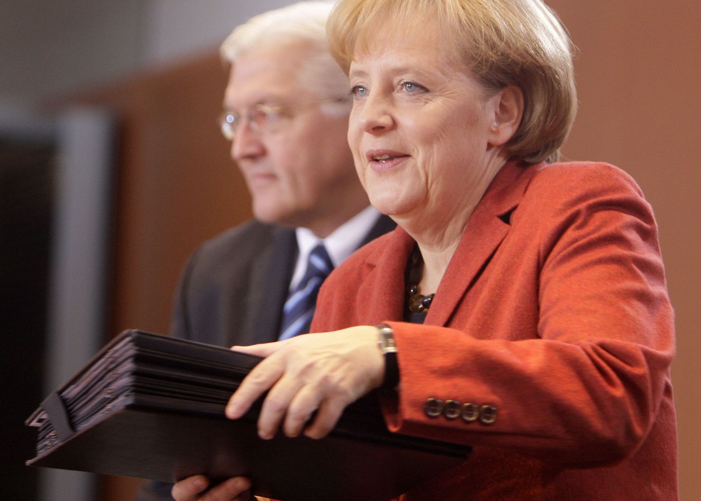 Saksa kantsler Angela Merkel ja välisminister Frank-Walter Steinmeier saabumas kabinetiistungile Berliinis.