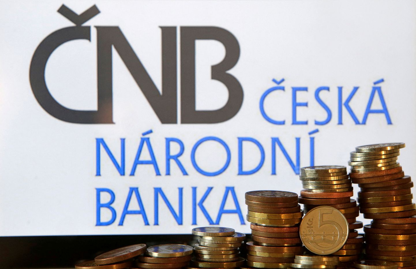 Tšehhi kroonid Tšehhi keskpanga logo taustal.